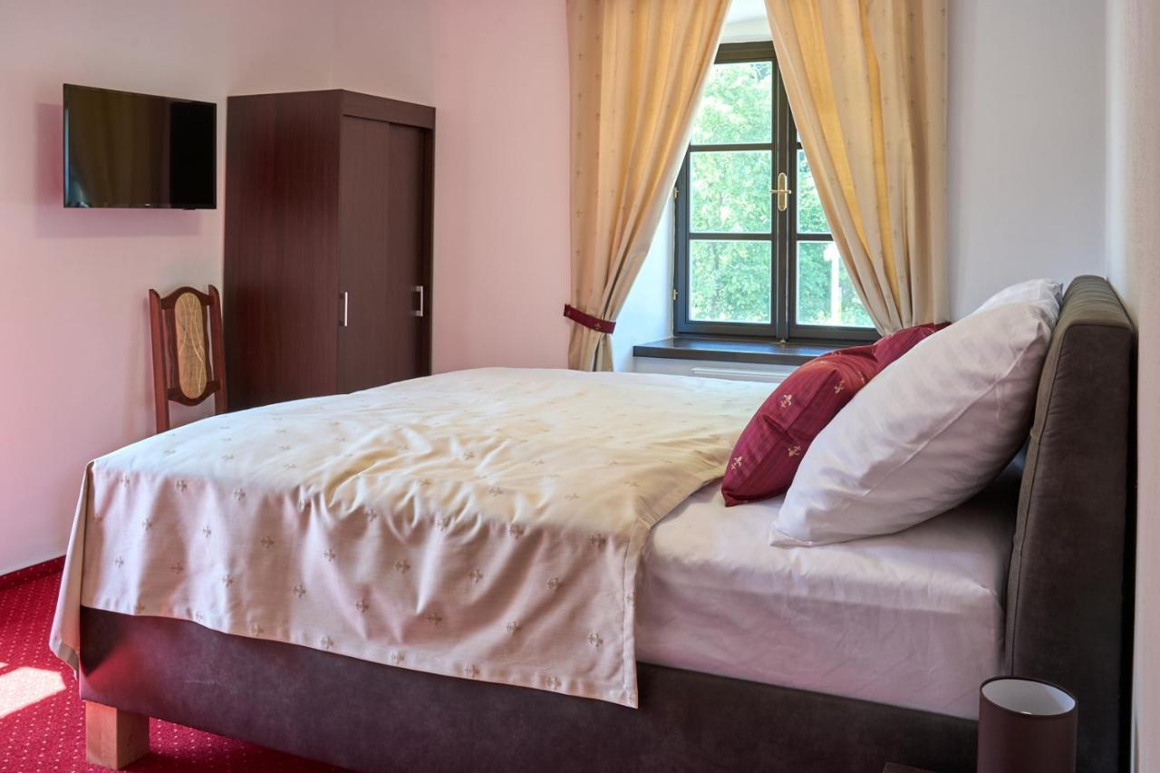 Lovcu Kralovych Hotel