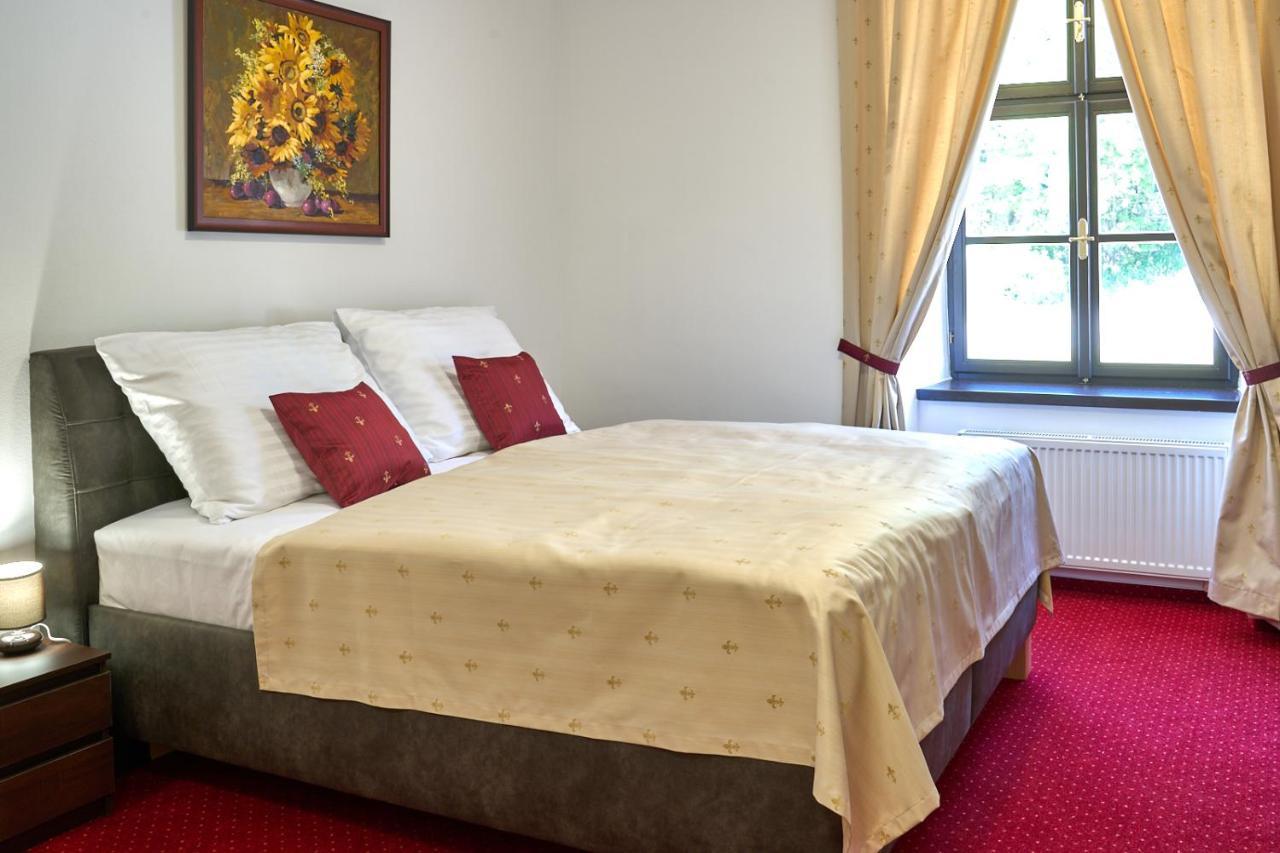 Lovcu Kralovych Hotel *